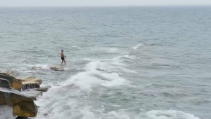 Унесённые морем: трёх девушек на надувном матрасе спасли в Каспийском море