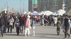 Свыше 100 юрт установили на площади в нефтяной столице Казахстана