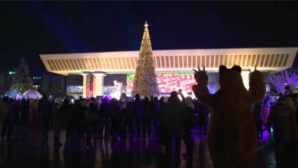 Новогоднюю елку зажгли в Алматы