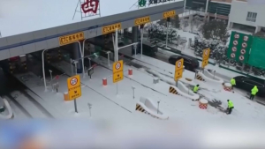 Сильный снегопад в Китае: отменили более 200 авиарейсов