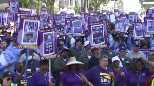 Тысячи работников Лос-Анджелеса вышли на 24-часовую забастовку