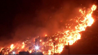 Крупнейшая свалка горит третий день подряд в Нью-Дели