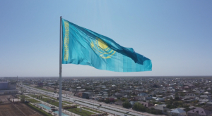 Самый большой флаг столицы готовят к празднику