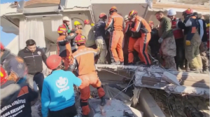 На пятые сутки после землетрясения спасателям удается извлекать выживших