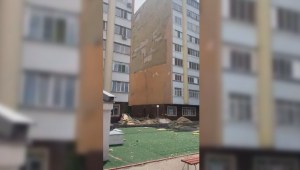 Облицовка многоэтажного дома обвалилась из-за ветра в Алматы