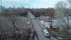 В Усть-Каменогорске отремонтировали старейший автомобильный мост
