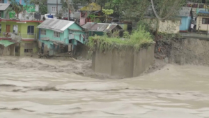 Количество жертв наводнения в Индии достигло 42