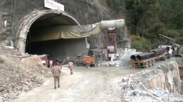 40 рабочих третий день находятся под завалами тоннеля в Индии