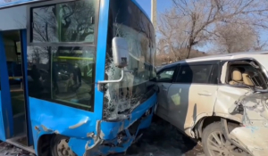 Автобус протаранил несколько машин в Таразе
