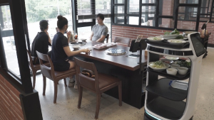 Ресторан с 16 роботами-официантами работает в Южной Корее
