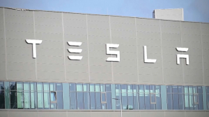 Завод Tesla в Германии приостановил работу из-за пожара