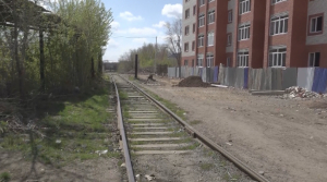 Жилой дом рядом с железнодорожными путями: земельный спор назревает в Уральске