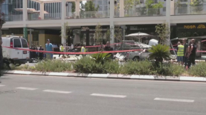 В Тель-Авиве водитель въехал в толпу пешеходов и напал с ножом на прохожих