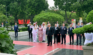 Президент возложил цветы к монументу национальным героям и мавзолею Хо Ши Мина
