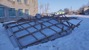 Ураган сорвал крышу школьного спортзала в селе Актау