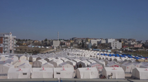 Оставшихся без крова жителей Турции и Сирии расселяют в палатках