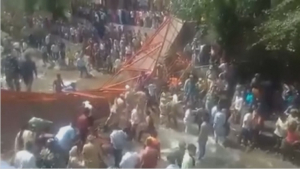 В Индии рухнул пешеходный мост: один погибший, 70 раненых