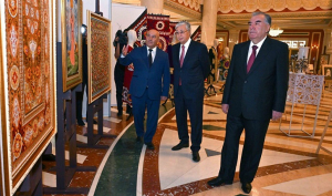 Токаев и Рахмон осмотрели выставку народного творчества Таджикистана