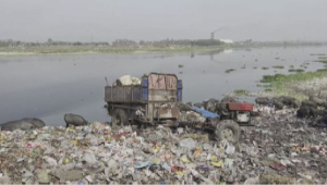 Промышленные предприятия массово сливают отходы в реки в Бангладеш