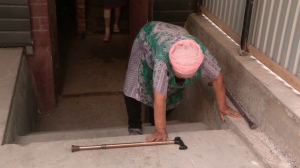 Здание может рухнуть: жители многоэтажки в Шымкенте боятся собственного дома
