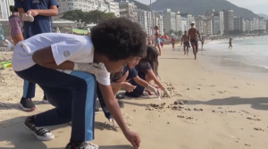 На пляже проводят уроки для школьников в Бразилии