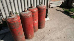 Костанайские пожарные предотвратили взрыв газовых и кислородных баллонов