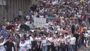 Тысячи учителей прошлись маршем по улицам Бухареста