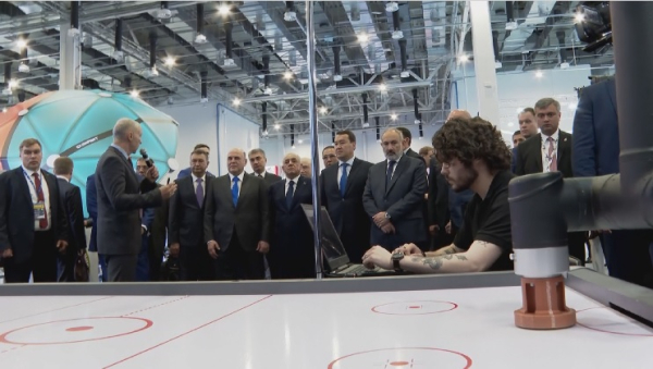 Премьер Казахстана Смаилов посетил международную выставку в Сочи