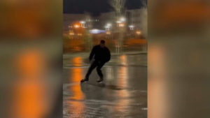 Житель Уральска проехал на коньках по улицам
