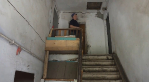 Потолок рухнул в одной из квартир двухэтажного дома в Уральске