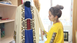 Дизайнер одежды из Жезкагана соединила современные тенденции с казахским национальным стилем