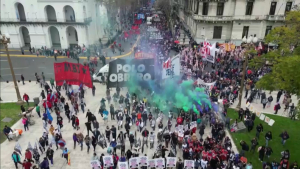 Активисты протестуют против предложений ультраправого кандидата в президенты Аргентины