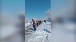 Снегопад на юге Казахстана: жители выходят на помощь коммунальщикам