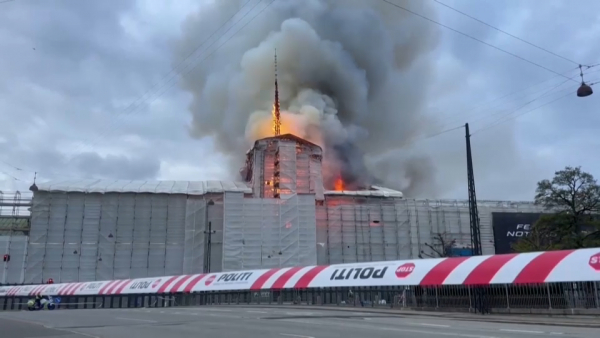 В Копенгагене горит здание старейшей в мире биржи