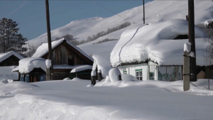 Рекордный снег в ВКО: спасатели и волонтёры борются со сугробами и наледью