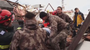 Счет на минуты: спасатели продолжают поиск пострадавших в Турции