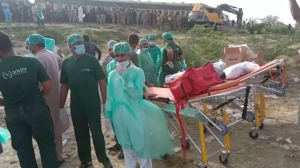Число жертв железнодорожной катастрофы в Пакистане увеличивается