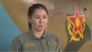 Казахстанка стала военным парашютистом