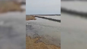 Талая вода затопила участок дороги в Актюбинской области