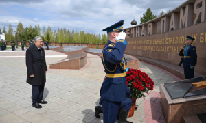 К. Токаев возложил цветы к Мемориальному комплексу воинам-казахстанцам во Ржеве