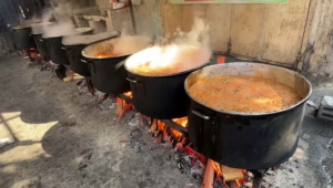 Жители сектора Газа стоят в очередях за едой на благотворительной кухне