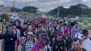Тысячи мигрантов идут пешком к границе США