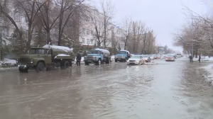 Воду с затопленных улиц откачивают в Актобе
