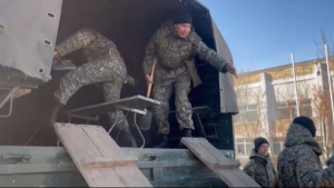 Паводки в Казахстане: военнослужащие помогают пострадавшим