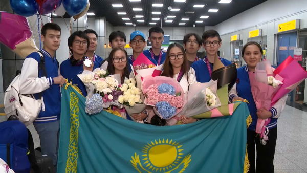 Победителей Международной олимпиады по химии встретили в аэропорту Алматы