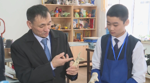 Сувениры из костей и рогов изготавливает учитель из Актюбинской области