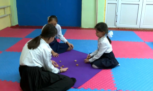 «Асык ату» и «Бес асык»: игра в кости набирает популярность среди кызылординских школьников