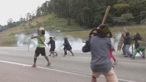 Протесты коренных народов переросли в столкновения с полицией в Бразилии