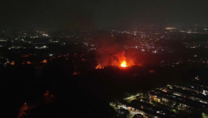 Пожар на складе боеприпасов тушат близ Джакарты
