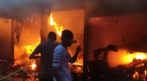 Более 100 магазинов уничтожил пожар на рынке Бангладеш
